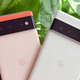 El Pixel 6 estándar (izquierda) es un poco más pequeño que el Pixel 6 Pro (derecha), pero ambos son teléfonos grandes.